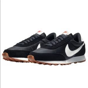 NIKE Women’s Daybreaker Tennis Shoes